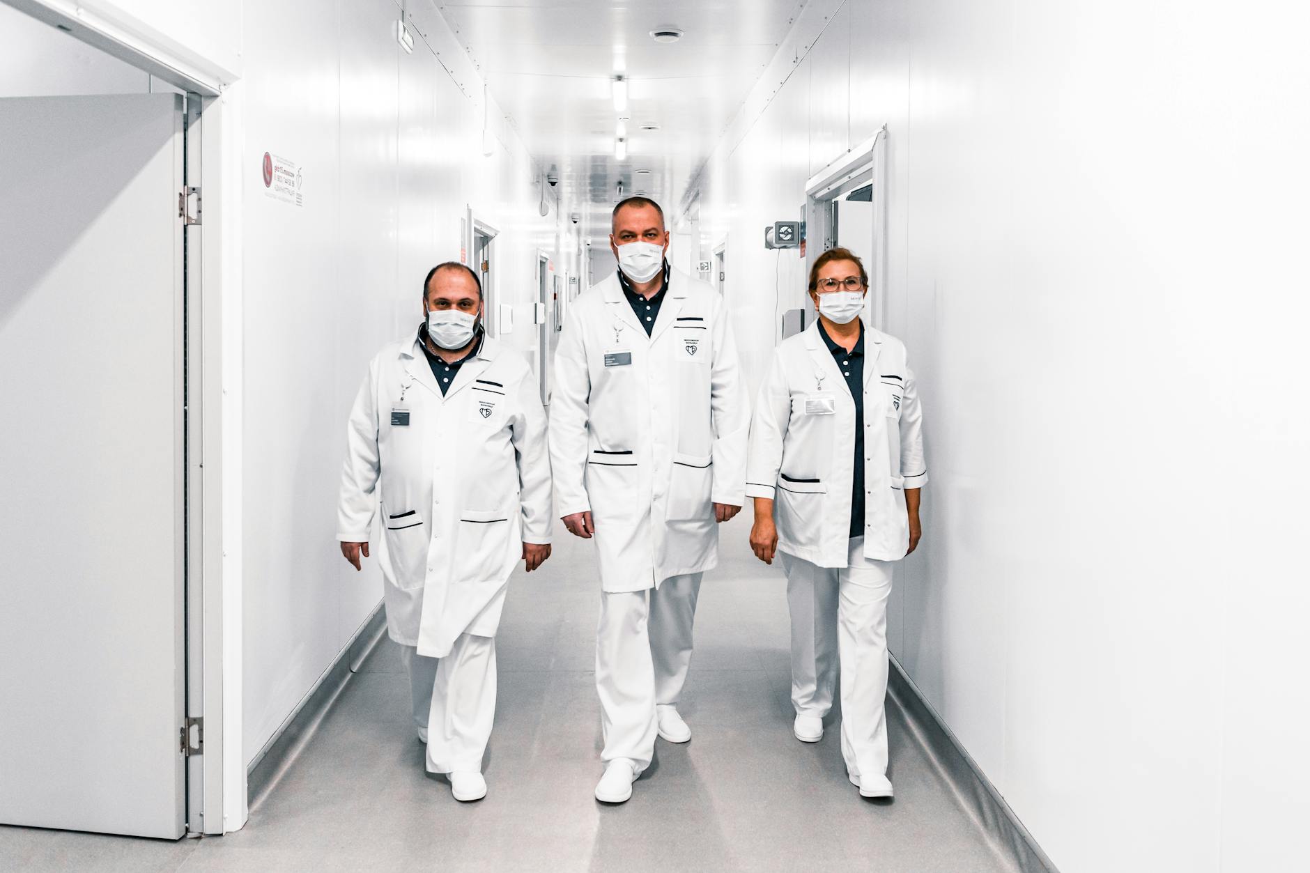 Doar 1.000 din 7.000 de medici rămân la stat. Guvernul vrea să-i oblige să nu plece
