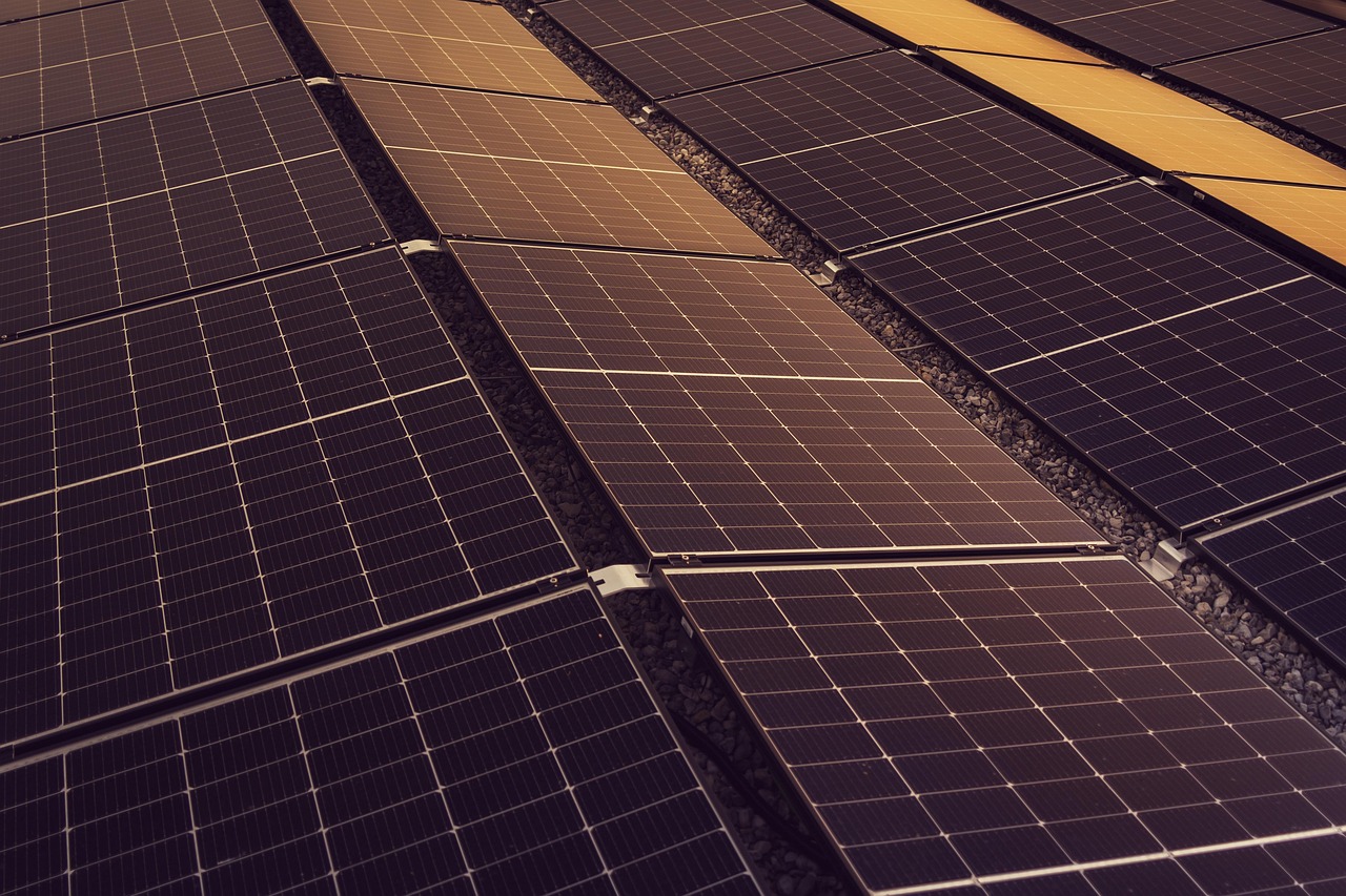 Finanțare de 121 mil. € pentru 3 parcuri solare. Proiectul de 190 MW va alimenta 160.000 de case