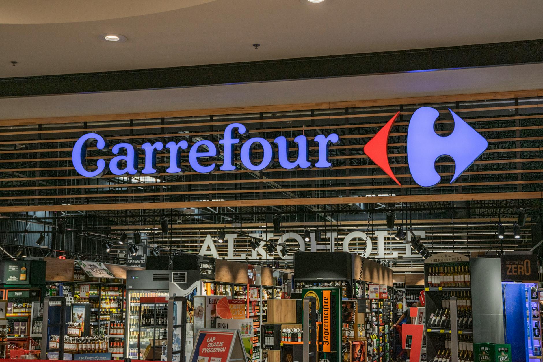 Frații Dedeman preiau Carrefour. Tranzacție-șoc de 823 mil. euro