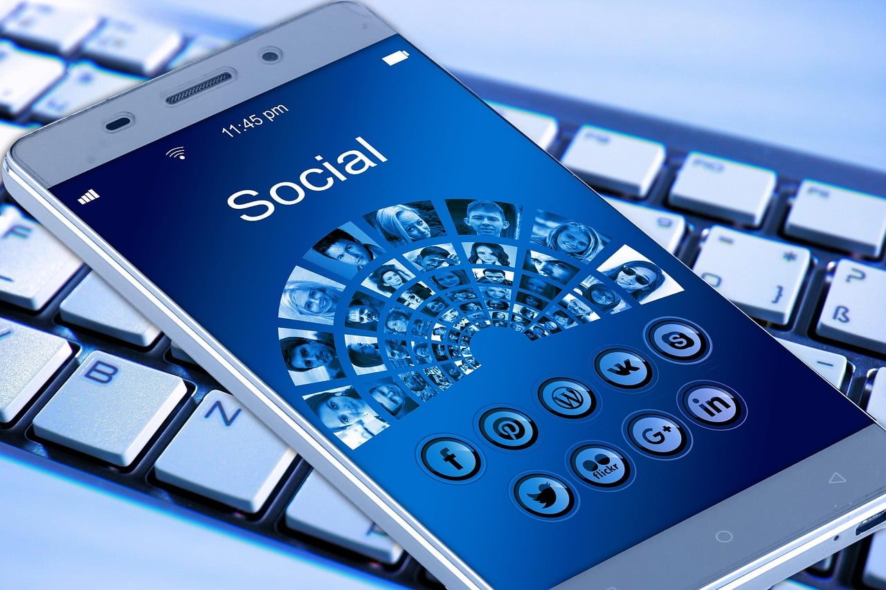 Internet fără filtru: 80% din copii, expuși la bullying și conținut șocant