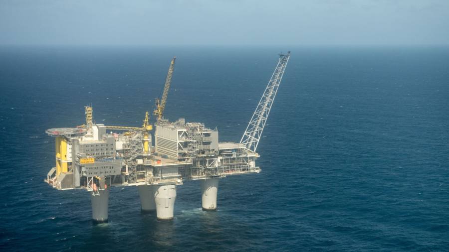 Paradoxul petrolului în 2026: prețuri mari într-o piață inundată de țiței