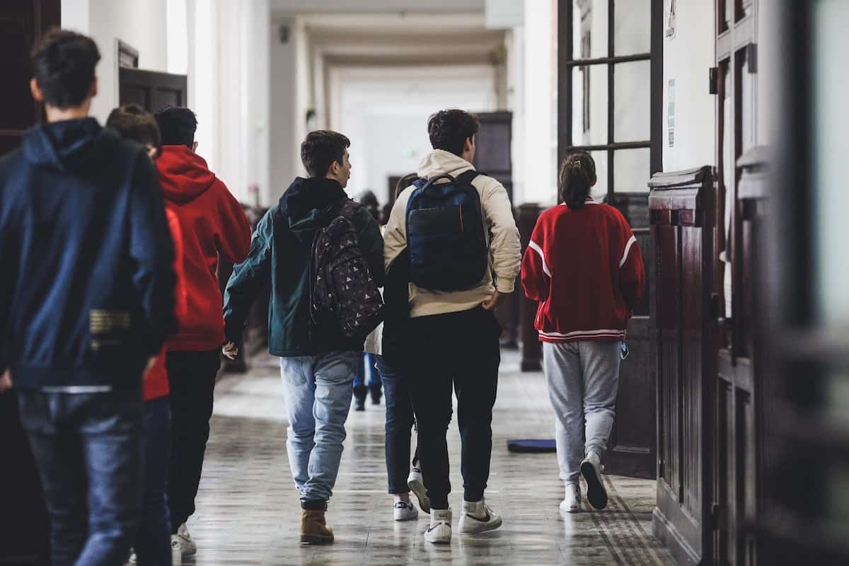 Peste 300 de programe școlare noi vor schimba educația la liceu în România