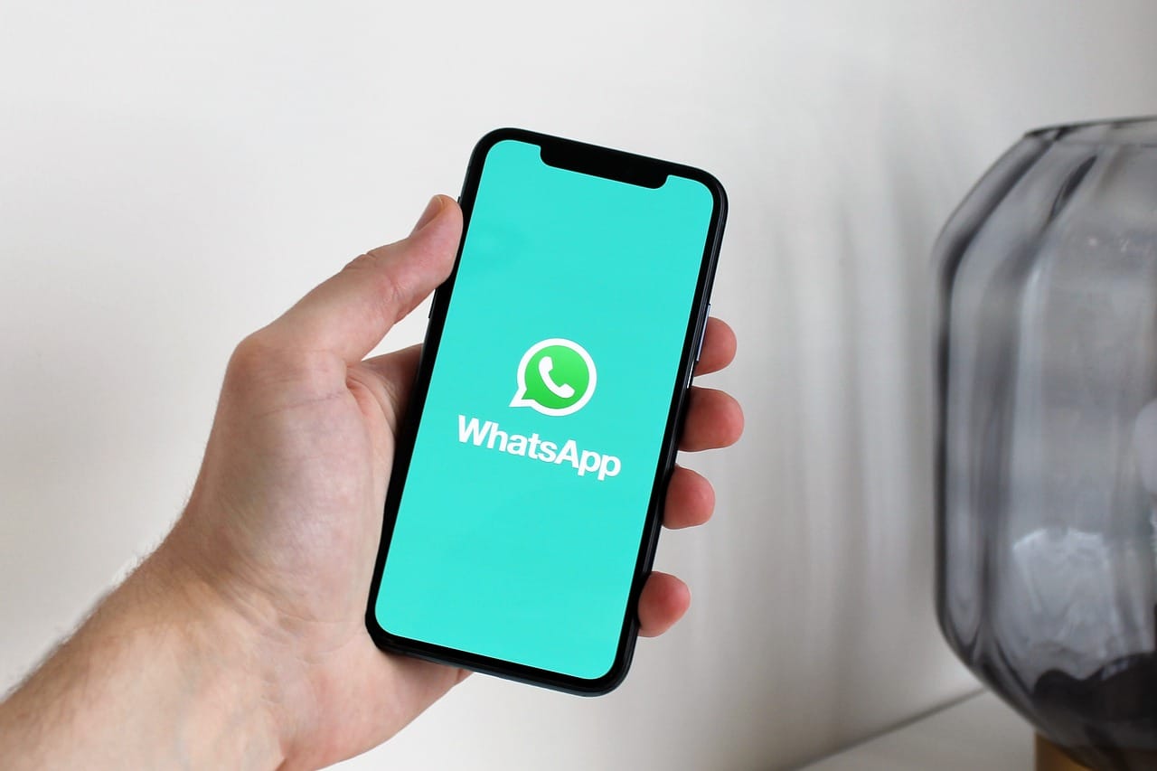 Rusia blochează WhatsApp pentru 100 mil. de oameni, impunând o aplicație spion