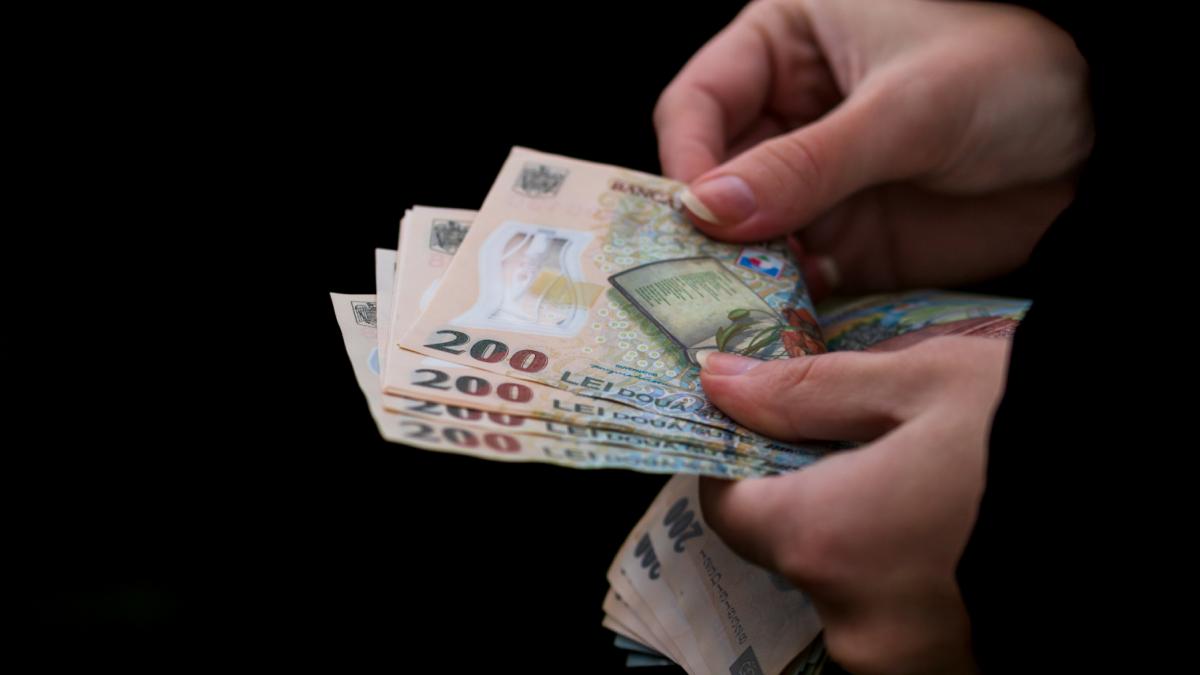 Salariul mediu: 5.914 lei pe hârtie. De ce românii au avut, de fapt, mai puțini bani