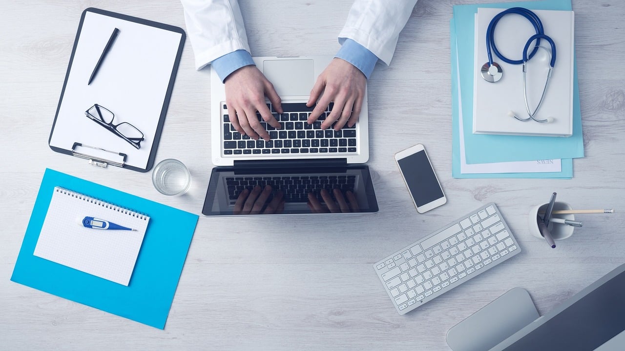 Scandalul concediilor medicale: USR cere plata primei zile pentru bolnavii cronici