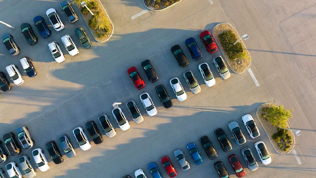 Taxă auto de 33.000 lei din 2026: ce mașini premium sunt pe lista neagră?