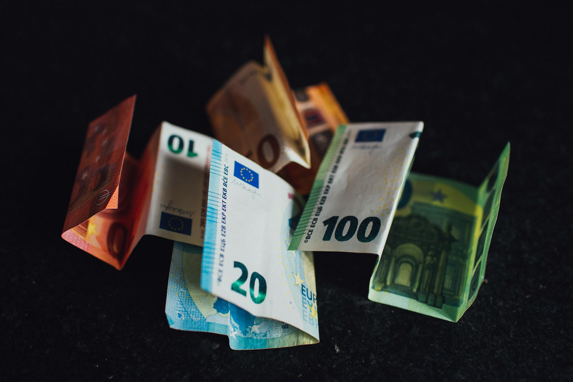 Salariile angajatilor devin publice in toata Europa conform noii directive