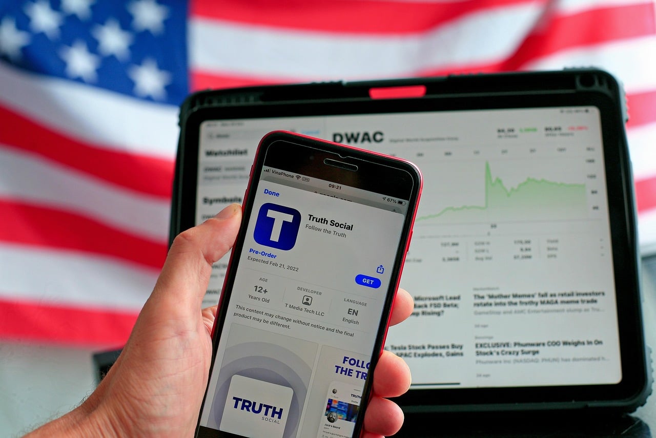 Trump incearca sa salveze Truth Social printr-o separare de grupul media
