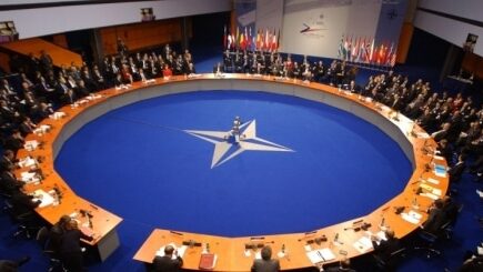 Un sondaj recent arată că europenii nu mai cred în scutul NATO. Umbrela nucleară sub care s-a reconstruit Europa după 1945 pare dintr-o dată plină de găuri iar vântul rece al istoriei a început să sufle prin ele