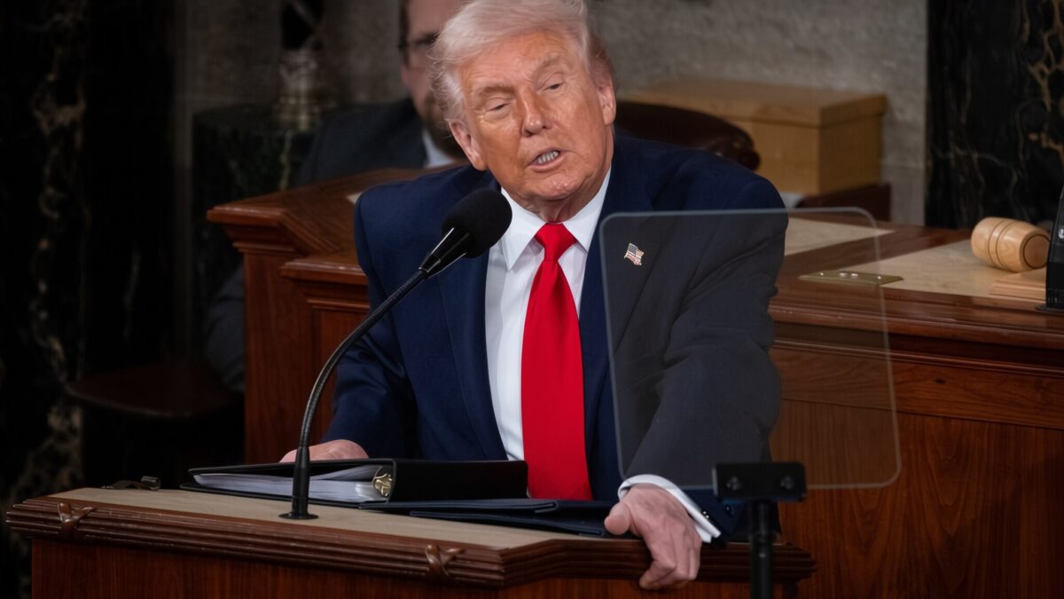 Donald Trump anunță distrugerea completă a țintelor militare de pe insula Kharg