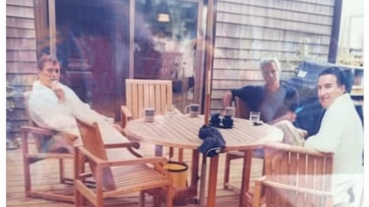 O fotografie cu Prințul Andrew și Jeffrey Epstein zguduie din nou Marea Britanie
