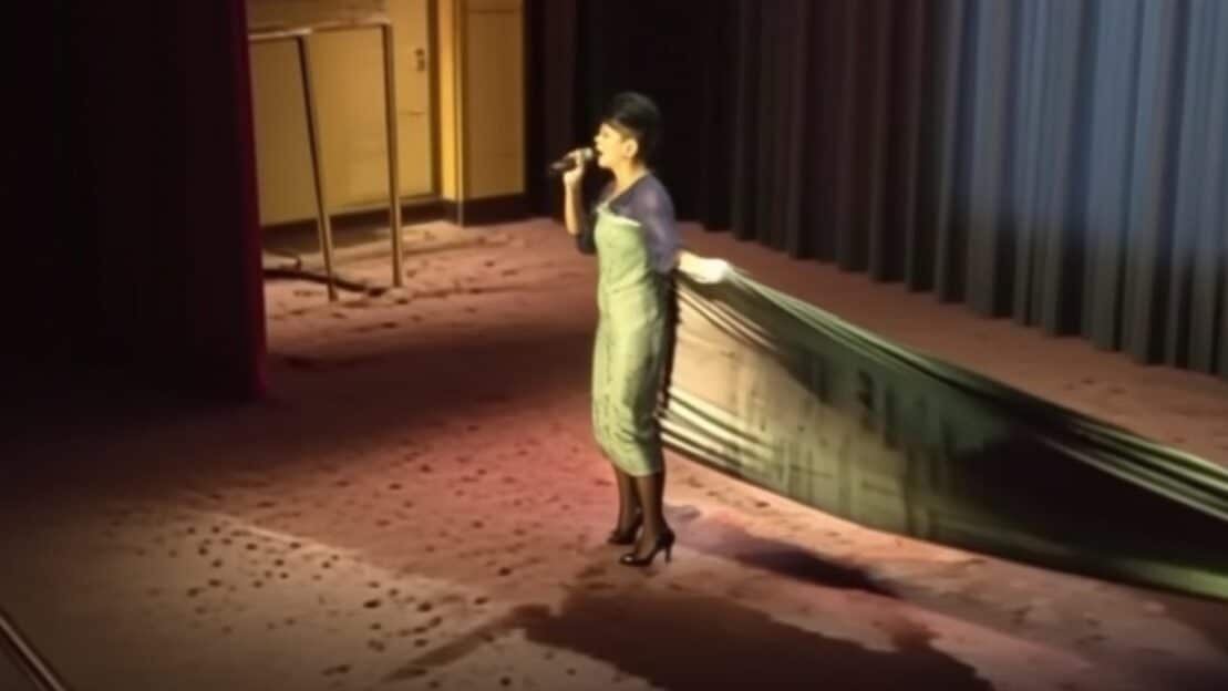 Lily Allen își expune fostul soț pe scenă cu o rochie din chitanțe