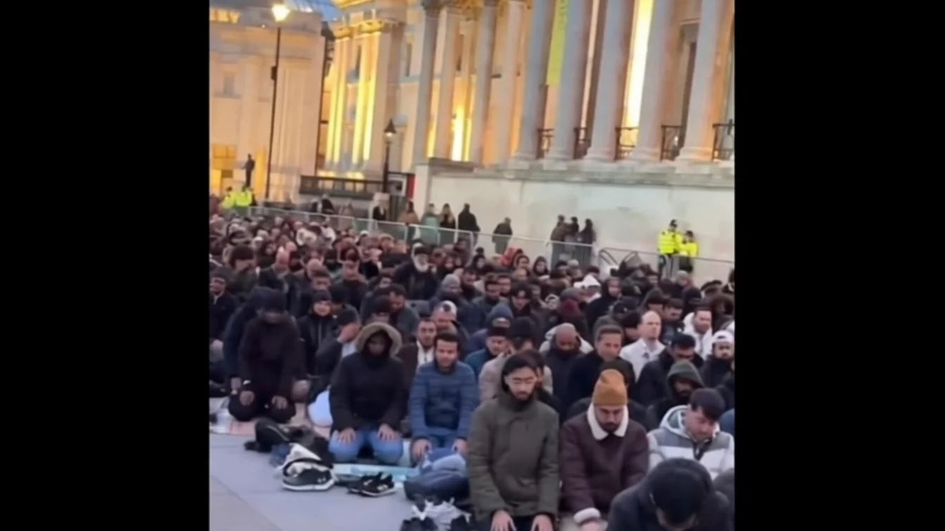 Scandal politic la Londra după ce mii de musulmani s-au rugat în Trafalgar Square