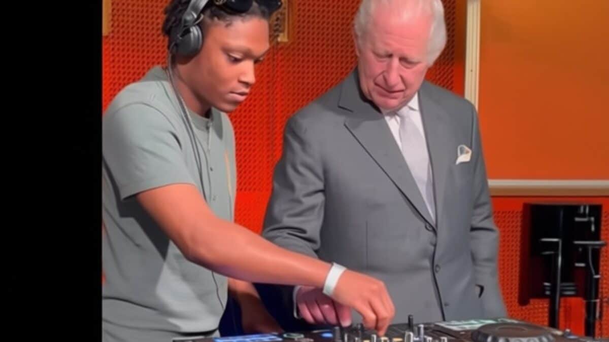 Regele Charles a ajuns la pupitrul de DJ în Manchester
