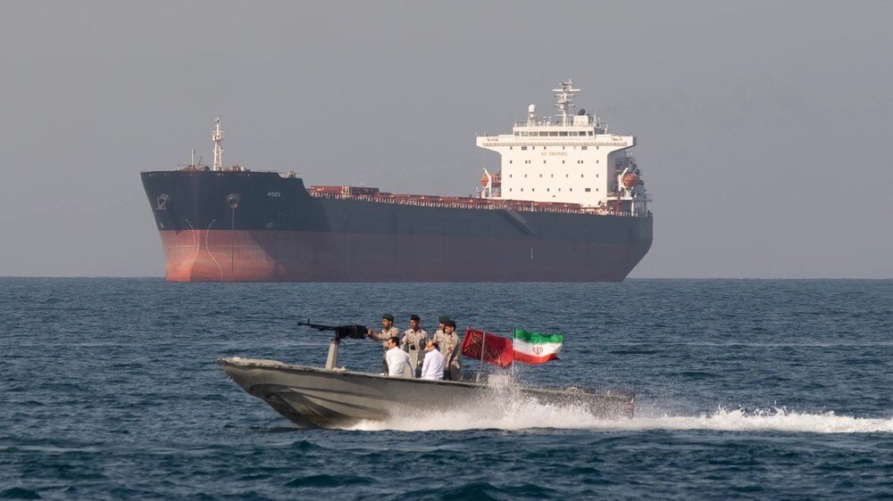 Iranul blochează Strâmtoarea Ormuz și lasă 400 de nave în așteptare