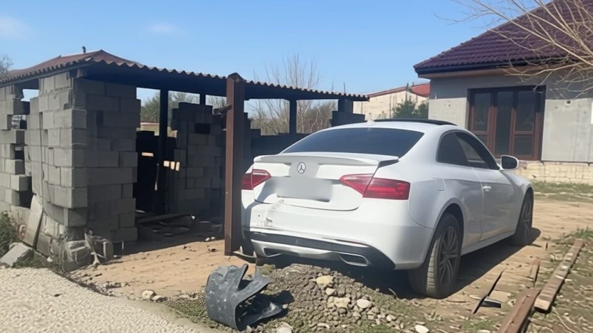 Fetiță de 6 ani din Vrancea, strivită de un zid lovit de mașina familiei