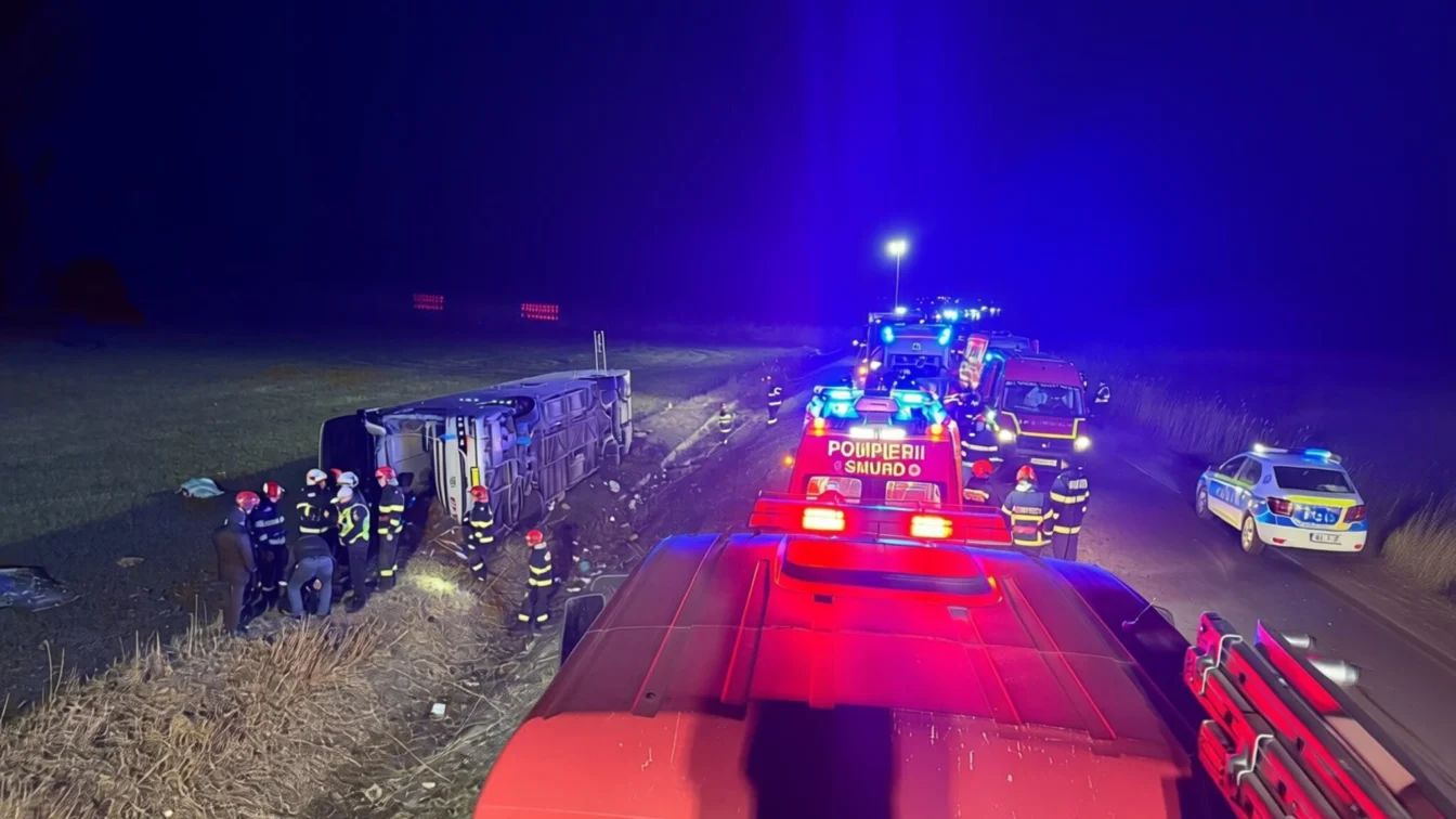 Autocar cu 44 de persoane răsturnat între Galați și Vaslui – un mort și 14 răniți