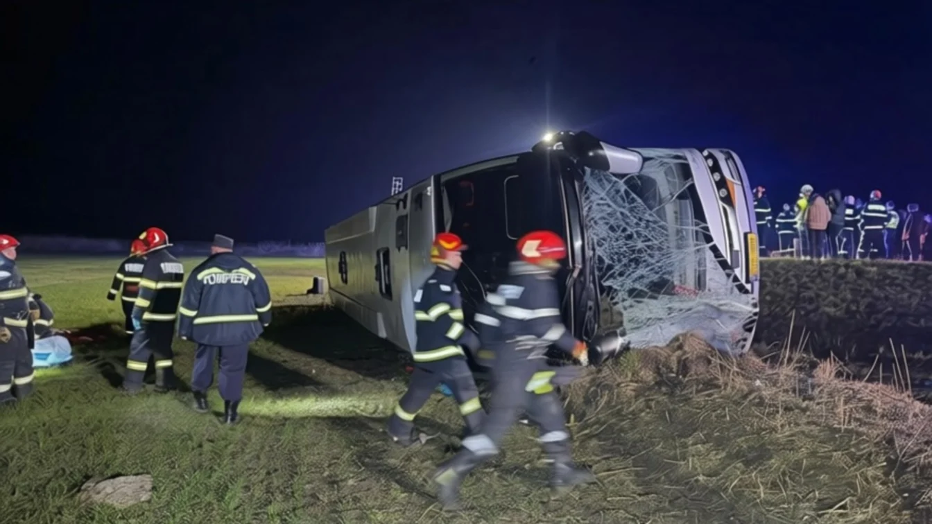 Un mort și 14 răniți în Galați după ce un autocar cu 44 de pasageri s-a răsturnat