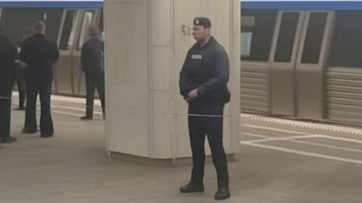 Tânăr de 22 de ani mort la metrou în Piața Unirii. Poliția suspectează o sinucidere