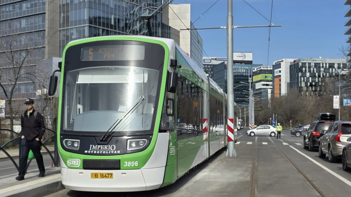 O femeie lovită de tramvai în Băneasa blochează circulația liniei 5