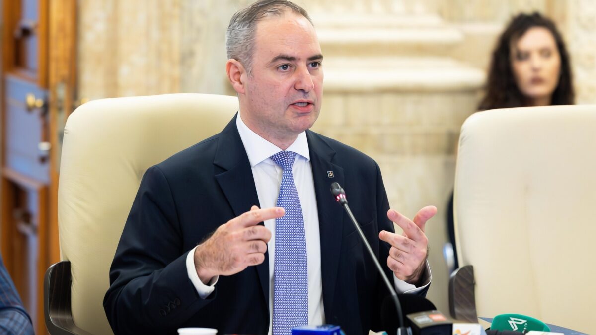 Nazare respinge tăierea accizei cu 40% la carburanți și avertizează că prețul nu va scădea