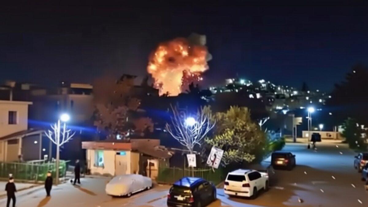 Pakistan acuzat de un atac aerian asupra Kabulului. Explozii puternice în capitala afgană