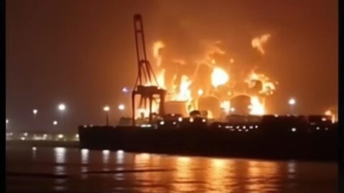 Iran atacă un port cheie din Oman cu drone: Incendiu la rezervoare de petrol
