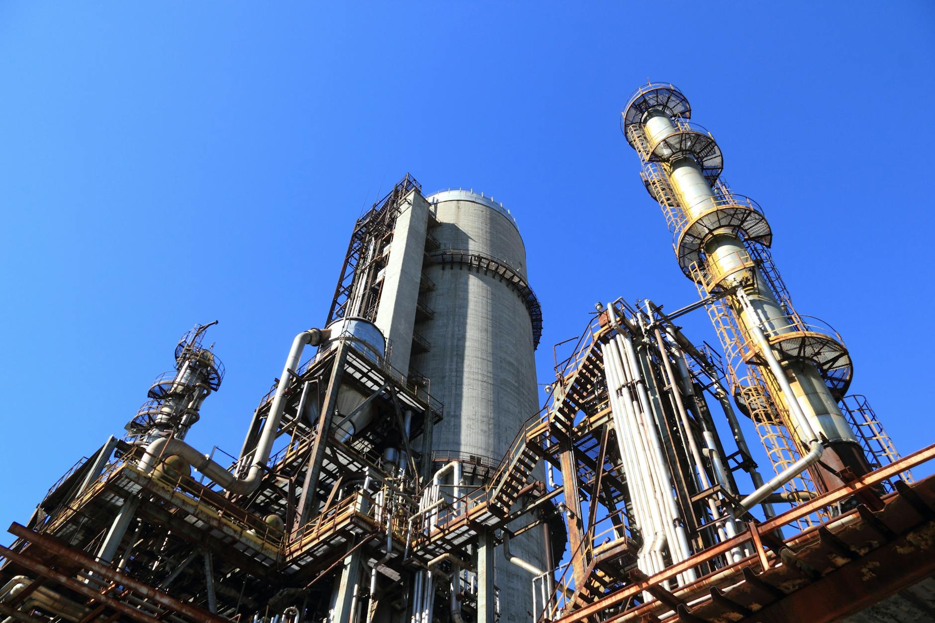 Atacul asupra rafinăriei kuweitiene agravează criza energetică globală