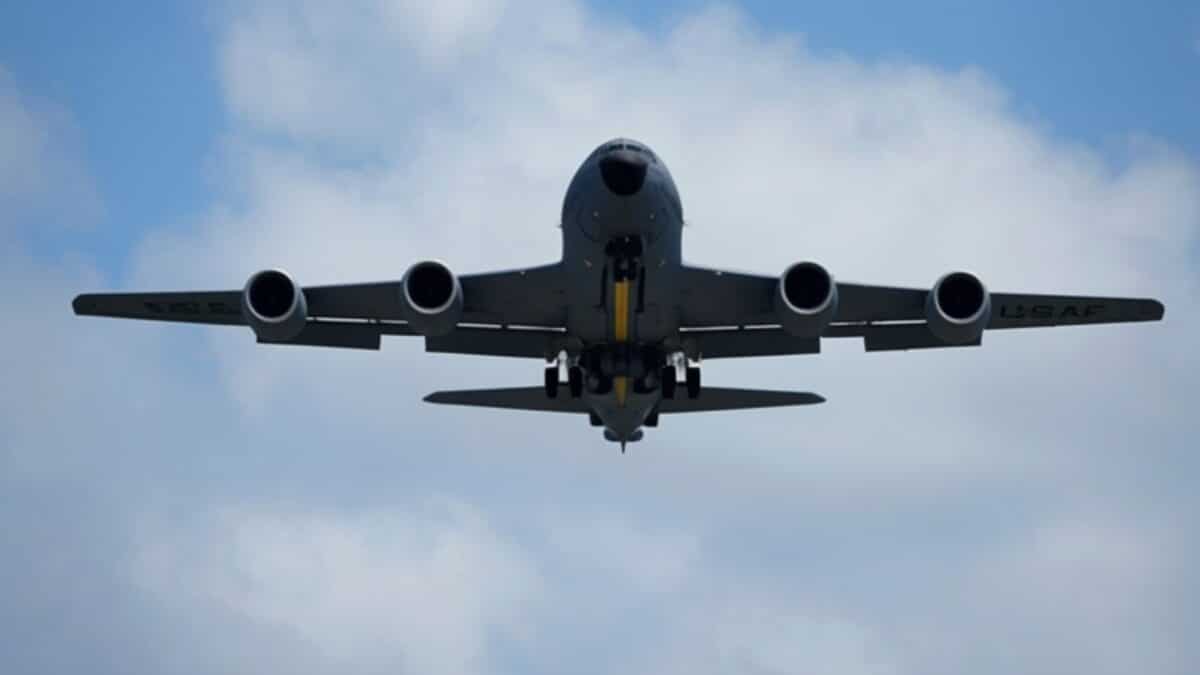 Trei avioane-cisternă americane de la București, misiune de 6 ore deasupra Mediteranei