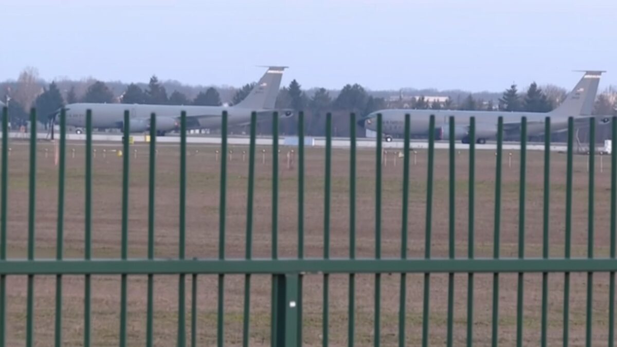 Trei avioane cisternă americane KC-135 au aterizat la Otopeni însoțite de militari