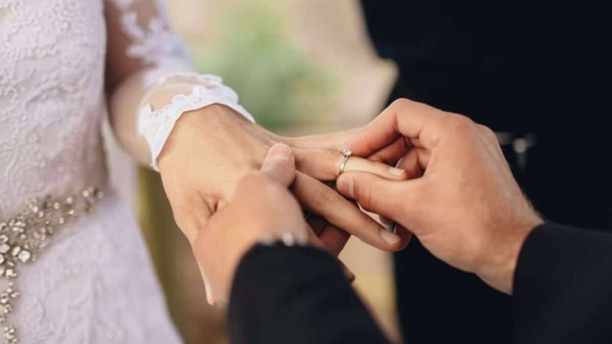 O femeie din Suceava anchetată pentru bigamie avea un soț de 20 de ani