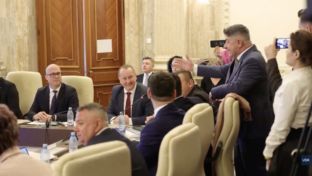 Scandal la bugetul MApN un senator a dat buzna peste ministru în ședință