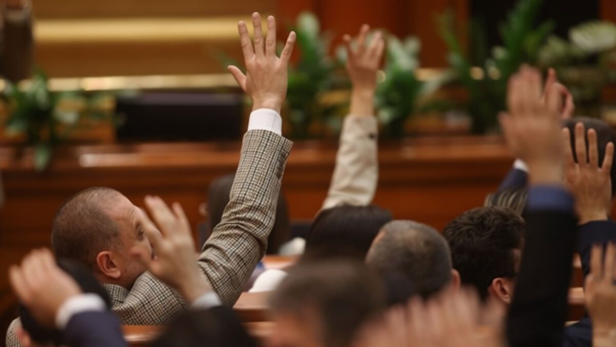 Legea bugetului pe 2026 ajunge în Parlament, votul final fiind programat joi