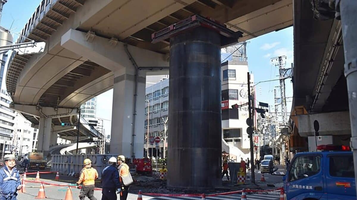 Un cilindru de 13 metri a răsărit din pământ în Osaka și a blocat traficul
