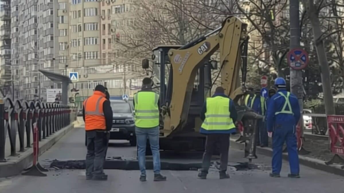 Crater de 1 m² apărut pe Șoseaua Mihai Bravu blochează traficul în Sectorul 3