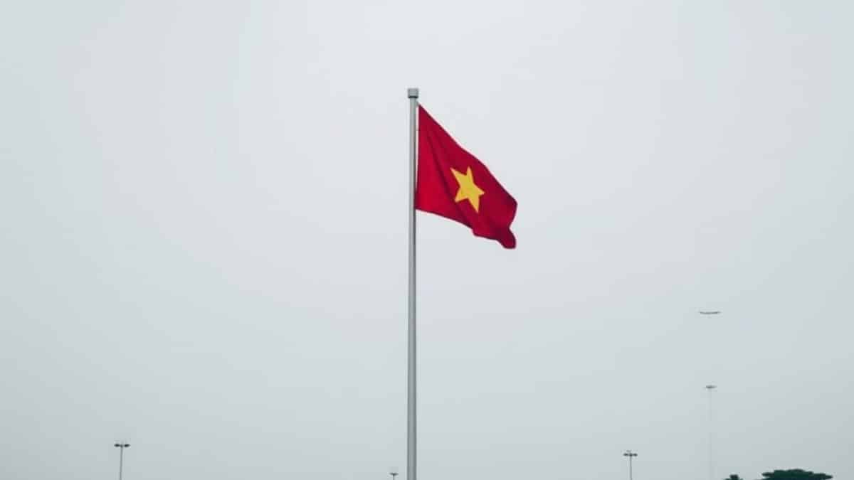 Criza combustibilului în Vietnam: Guvernul cere munca de acasă după scumpiri de 80%