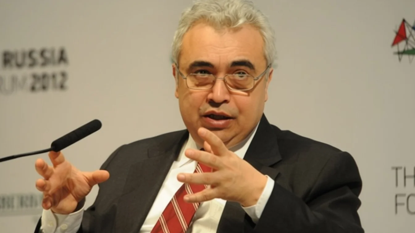 AIE avertizează – criza energetică actuală taie 11 milioane de barili de petrol pe zi