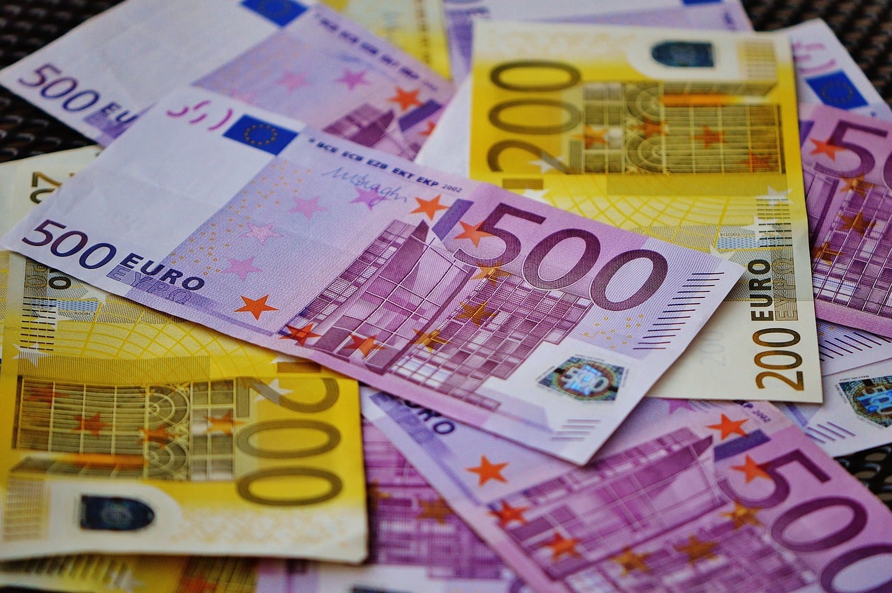 Euro scade sub 4,95 lei pentru prima data in ultimul an la bursa
