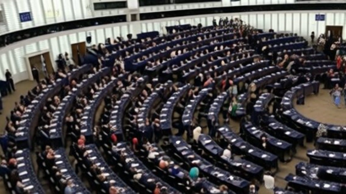Parlamentul European cere reguli noi pentru AI: Artiștii trebuie plătiți