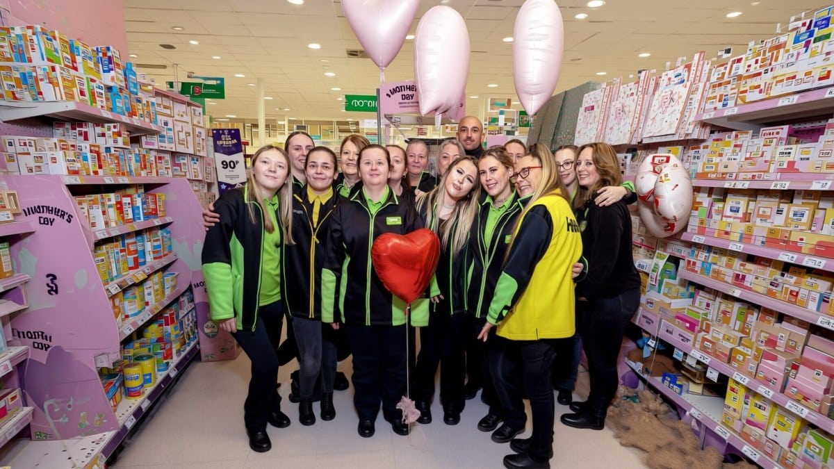 O familie de 16 membri din trei generații lucrează împreună la același supermarket Asda