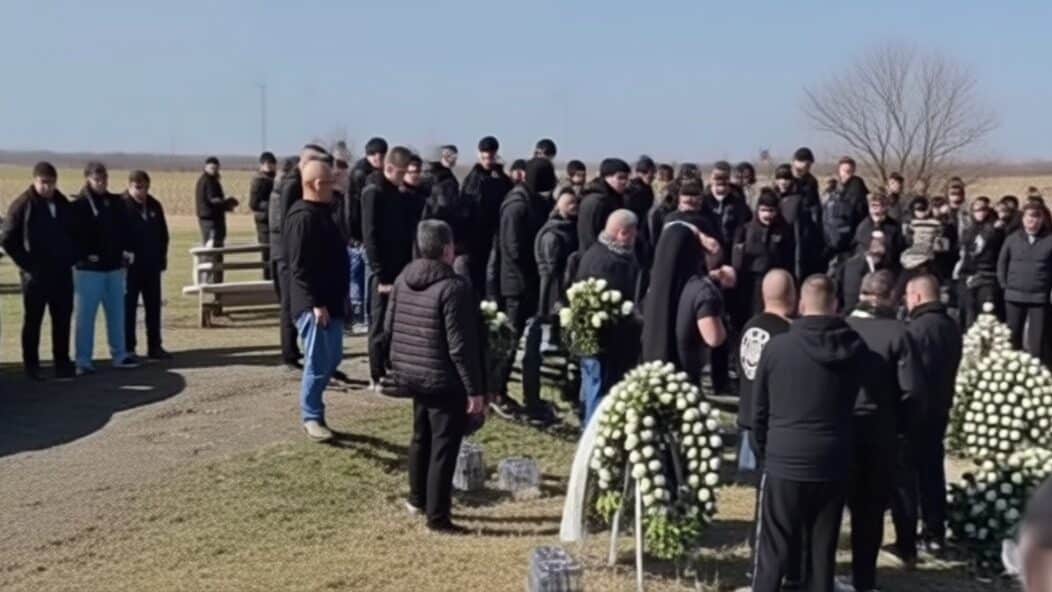 Monument ridicat la Lugoj pentru cei 7 fani PAOK morți. Zeci de suporteri, prezenți