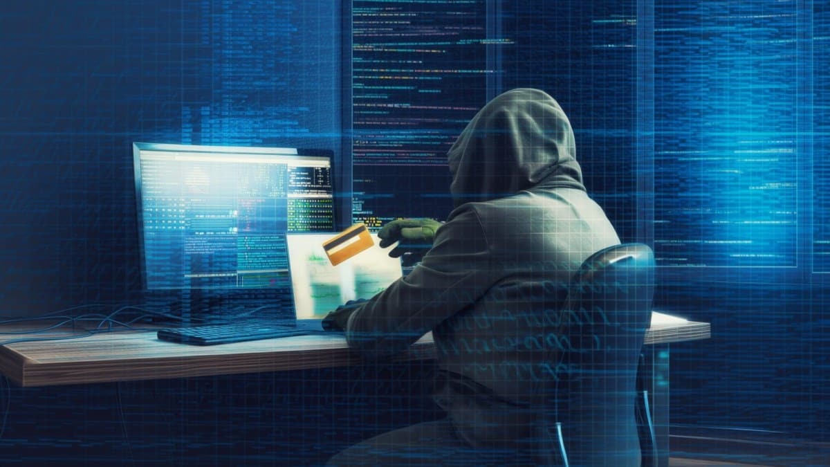 Smishing, noua fraudă prin SMS care golește conturile românilor. Experții avertizează