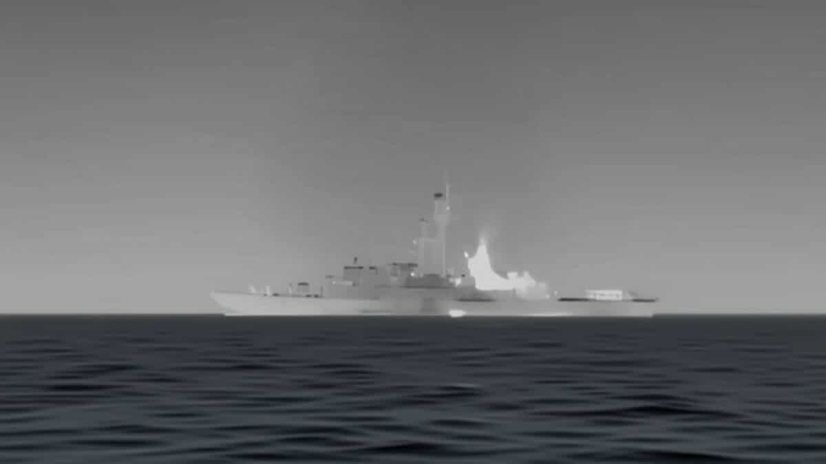 Iran amenință SUA după ce un submarin a scufundat o fregată: 87 de morți