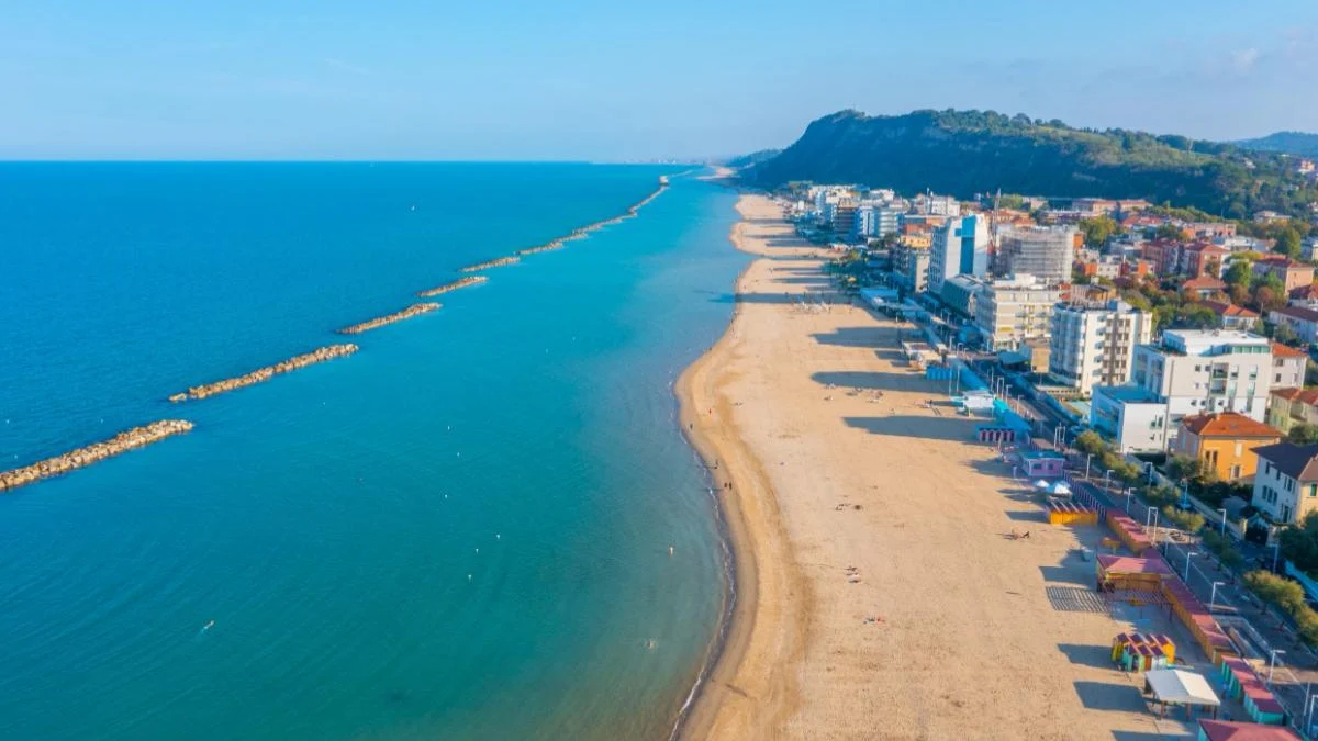 Fumatul pe plajă în Italia te poate costa 500 de euro într-o stațiune populară