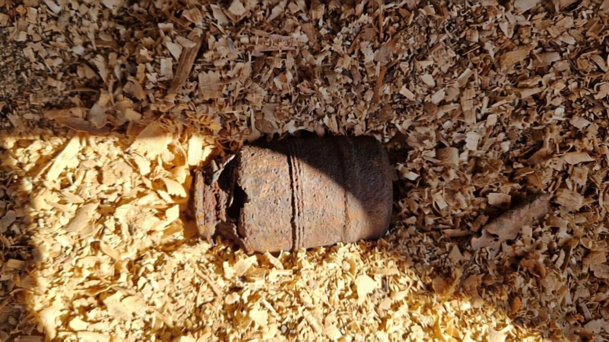 Un bărbat din Harghita a descoperit o grenadă austro-ungară în propria curte