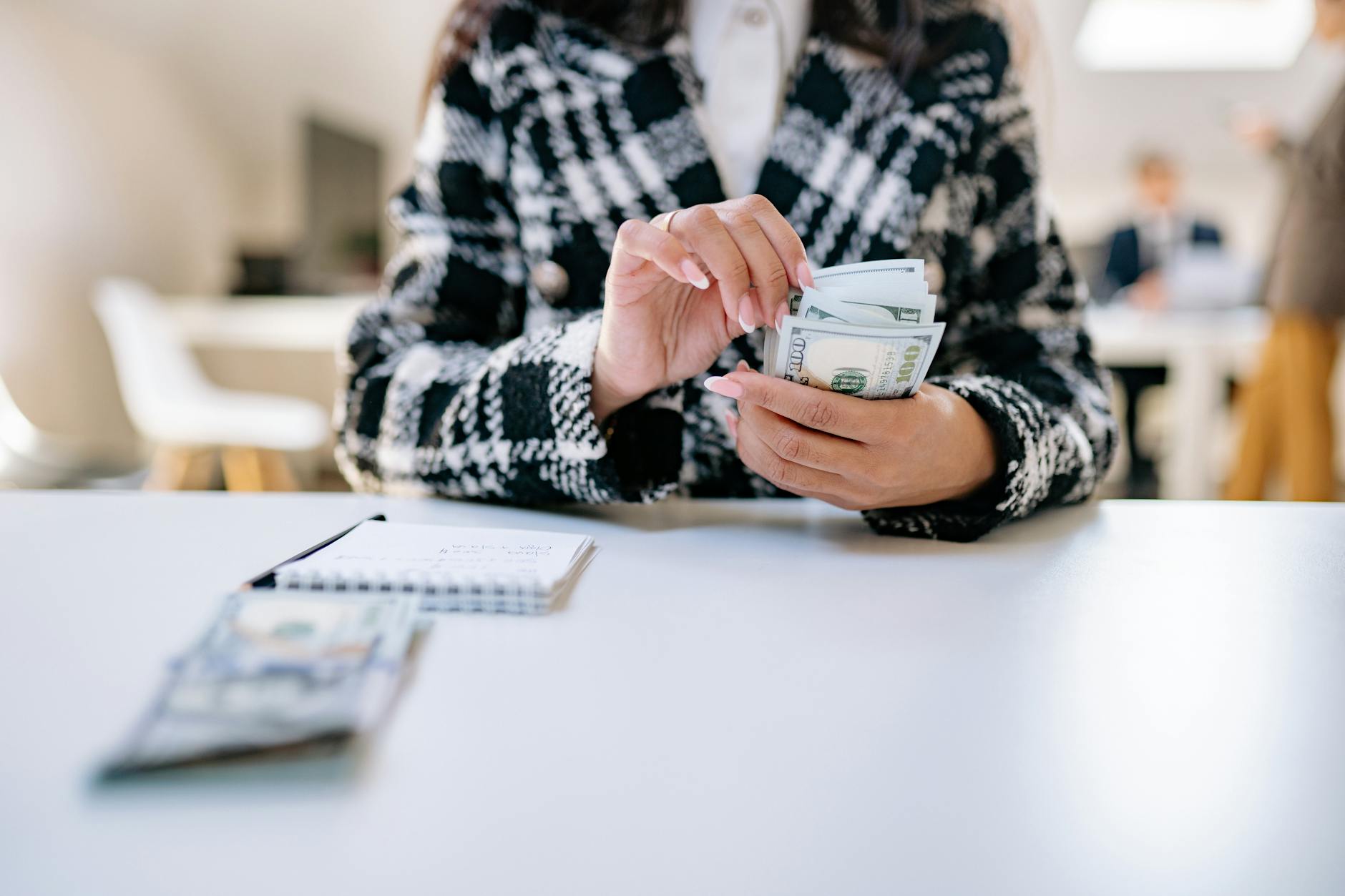 Horoscop financiar joi, 12 martie 2026 – previziuni pentru bani, carieră și business