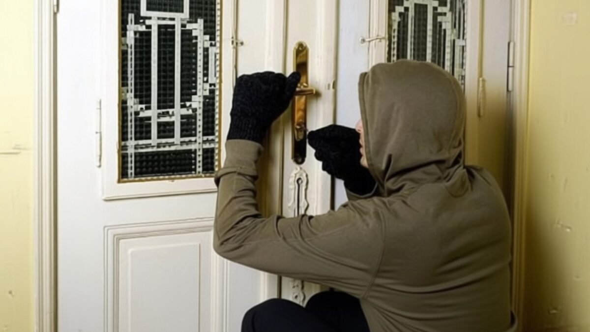 Hoț condamnat la 6 ani de închisoare după ce și-a uitat buletinul la spargere