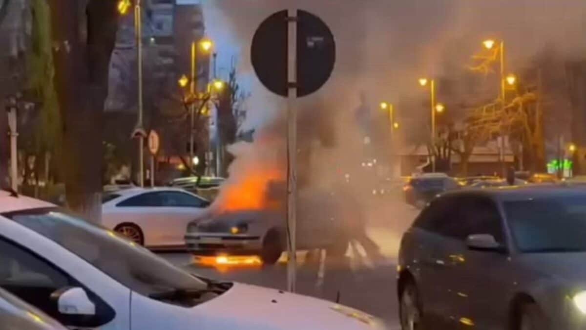 Un șofer din Galați și-a împins mașina în flăcări pentru a salva parcarea