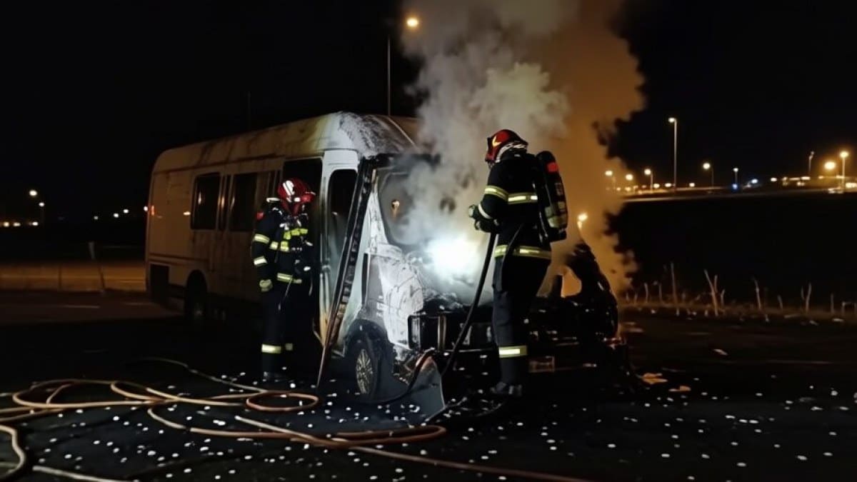 Două persoane rănite după ce un microbuz a ars complet pe centura Aradului