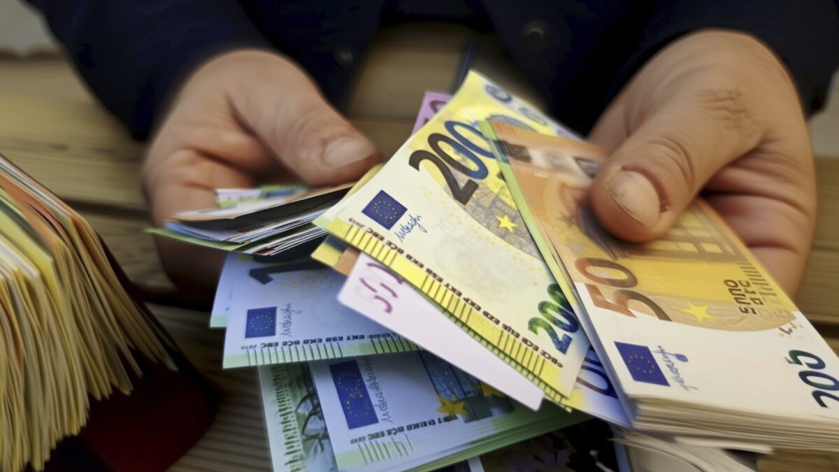 Un fals agent imobiliar a înșelat un client cu 128.000 de euro folosind bani de joc